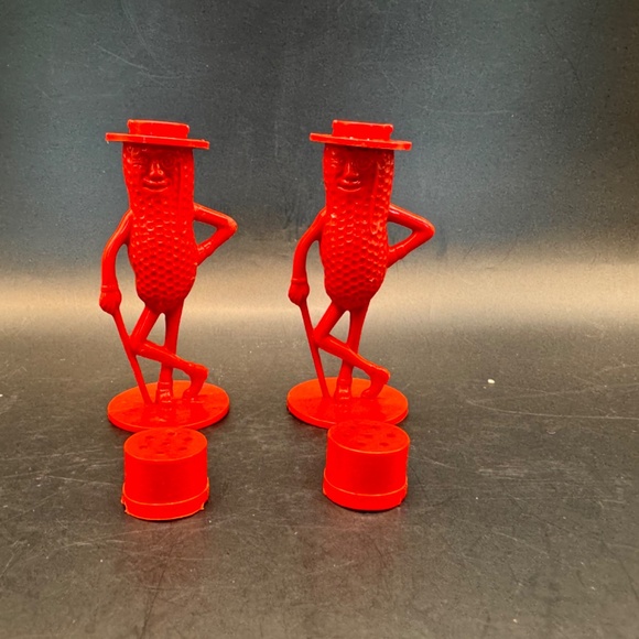Red Mr. Peanut plastic salt and pepper shaker set. Excellent vintage condition. - Picture 4 of 9